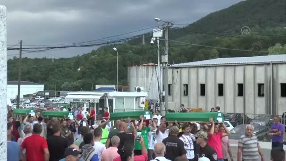 Srebrenitsa kurbanlarının tabutları defnedilecekleri Potoçari Anıt Mezarlığı'na taşındı (2)