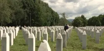 Srebrenitsalı aileler, evlatlarının mezarı başında dua ediyor