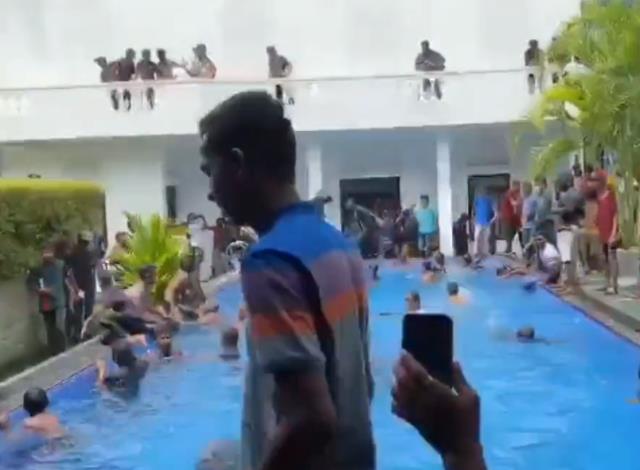 Sri Lanka'da başkanlık sarayını işgal eden protestocular, binanın içinde tomar tomar para buldu Sri Lanka'da başkanlık sarayını işgal eden protestocular, binanın içinde tomar tomar para buldu