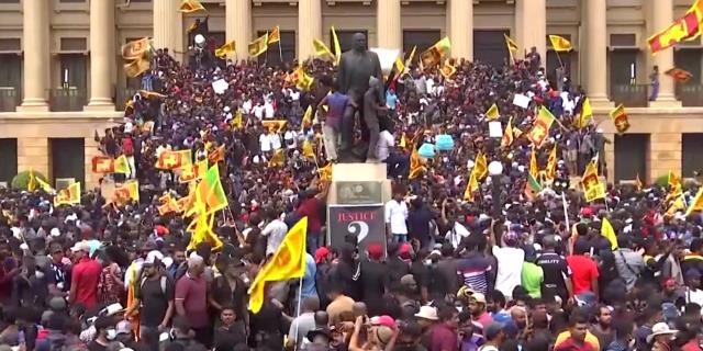 Sri Lanka'da başkanlık sarayını işgal eden protestocular, binanın içinde tomar tomar para buldu Sri Lanka'da başkanlık sarayını işgal eden protestocular, binanın içinde tomar tomar para buldu