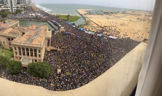 Sri Lanka'da başkanlık sarayını işgal eden protestocular, binanın içinde tomar tomar para buldu Sri Lanka'da başkanlık sarayını işgal eden protestocular, binanın içinde tomar tomar para buldu