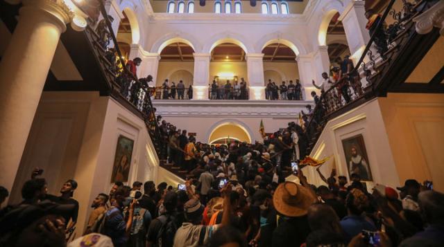 Sri Lanka'da başkanlık sarayını işgal eden protestocular, binanın içinde tomar tomar para buldu Sri Lanka'da başkanlık sarayını işgal eden protestocular, binanın içinde tomar tomar para buldu