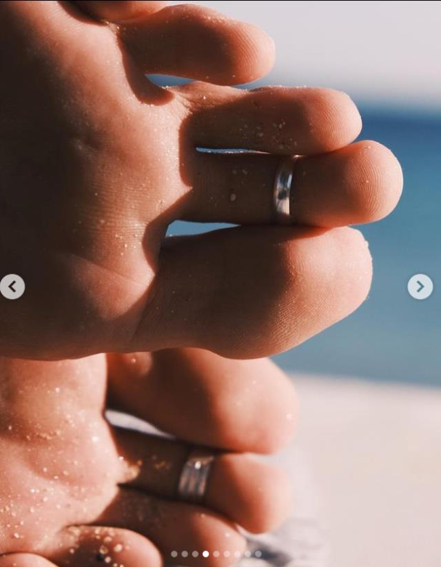 Tatil pozlarını paylaşan Serenay Sarıkaya'nın takıları olay oldu! Biri belinde diğeri ayak parmağında Tatil pozlarını paylaşan Serenay Sarıkaya'nın takıları olay oldu! Biri belinde diğeri ayak parmağında