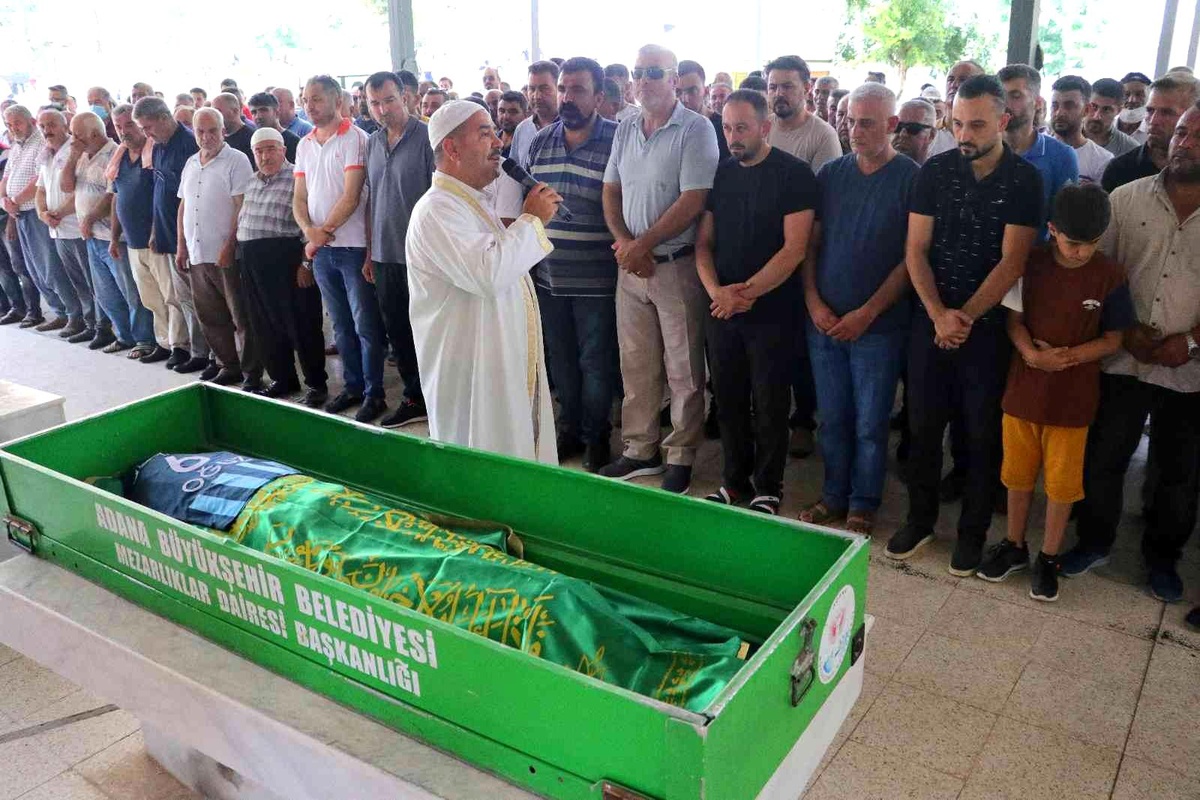 Trafik kazasında hayatını kaybeden 9 yaşındaki futbolcu Oğuz Kaan, son yolculuğuna formasıyla uğurlandı