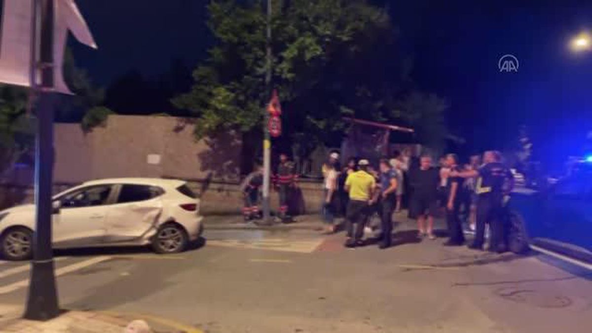 Üsküdar'da iki otomobil çarpıştı, 3 kişi yaralandı