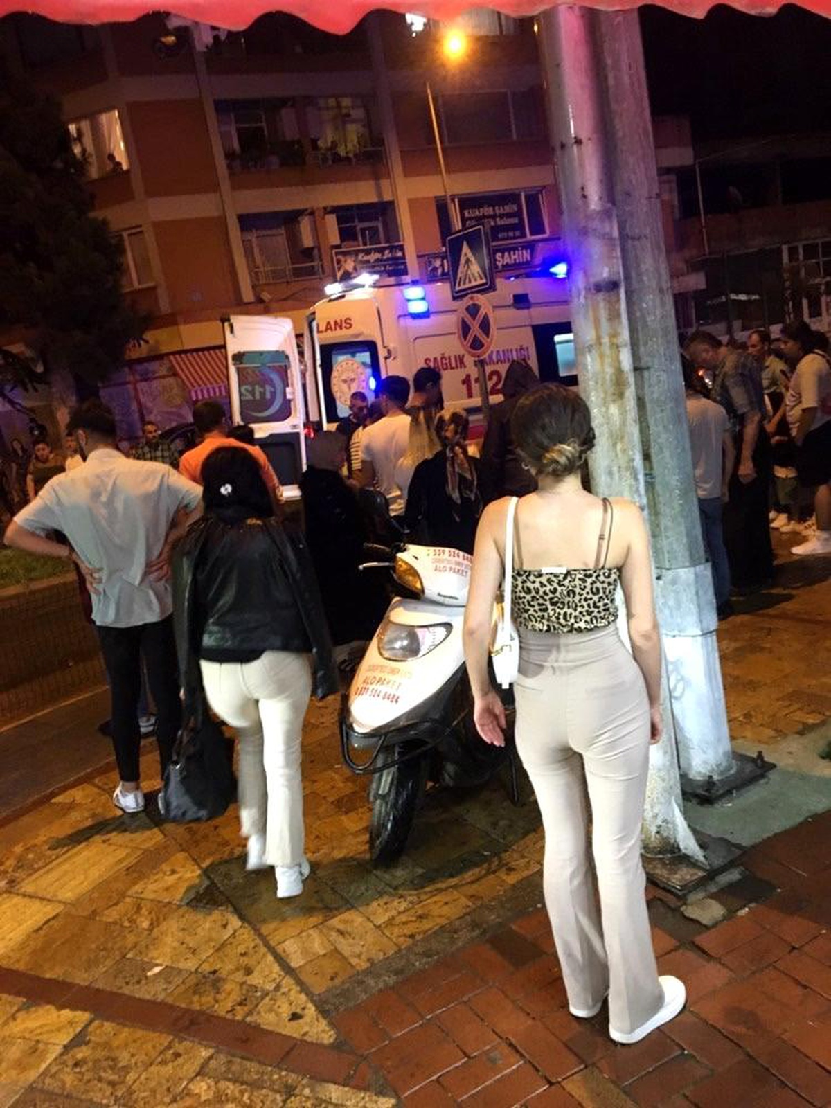 Yaya geçidinden geçerken otomobil çarptı