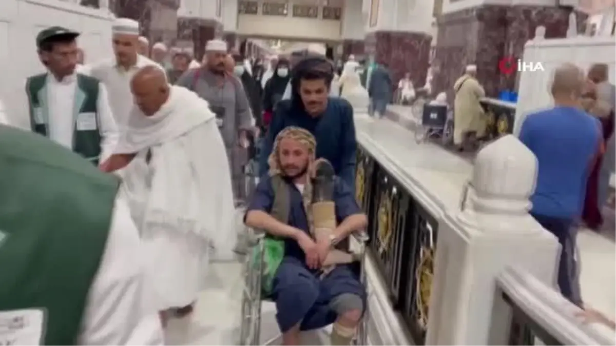 Yemenli Abdullah'ın Beytullah hasreti bittiTek bacağı ile tavaf ve sayını da yaptı