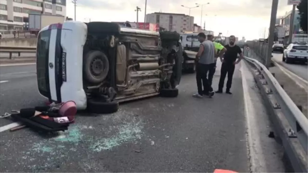 Yön tabelasına çarparak devrilen hafif ticari aracın sürücüsü yaralandı
