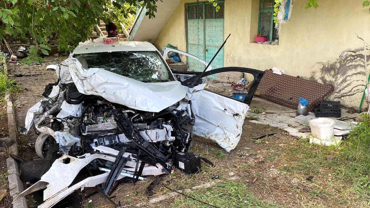 Son dakika haber | 3 kişinin ağır yaralandığı korkunç kaza güvenlik kamerasında