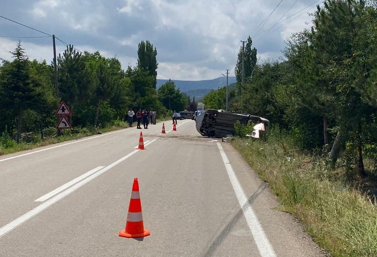 Afyonkarahisar\'da elektrik direğine çarpan otomobilin sürücüsü öldü