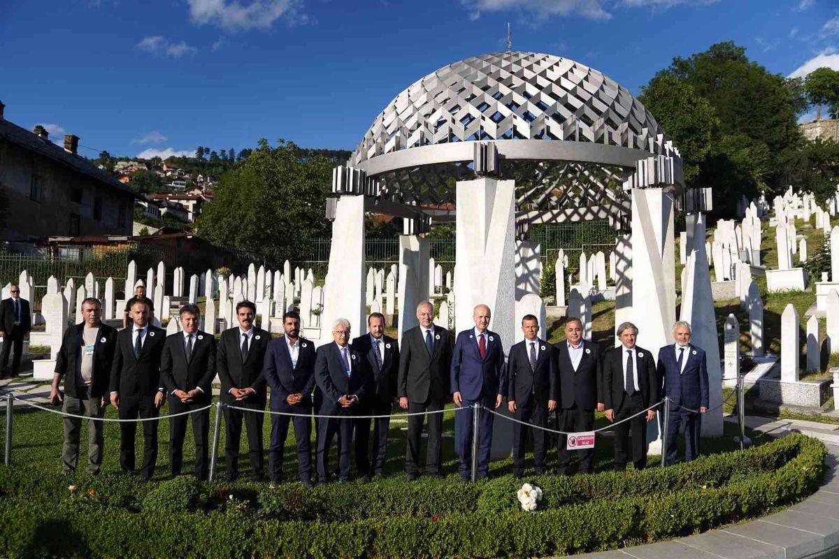 AK Parti Genel Başkanvekili Kurtulmuş, Kovaçi Şehitliği\'ni ziyaret etti