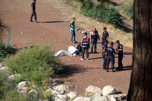 Bayramın en acı fotoğrafı! 15 yaşındaki çocuğun cansız bedenine sarılıp ağladılar Bayramın en acı fotoğrafı! 15 yaşındaki çocuğun cansız bedenine sarılıp ağladılar