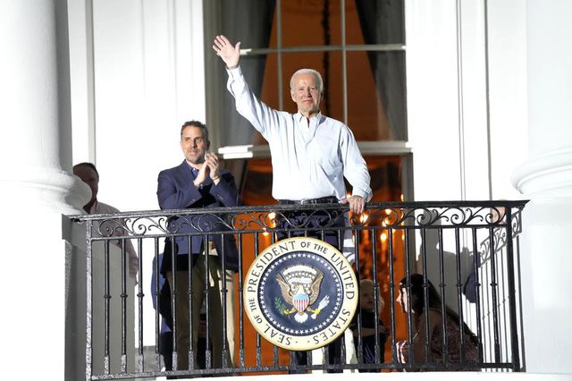 ABD bu skandalı konuşuyor! Biden'a oğluna ait olduğu iddia edilen görüntüler sızdırıldı ABD bu skandalı konuşuyor! Biden'a oğluna ait olduğu iddia edilen görüntüler sızdırıldı
