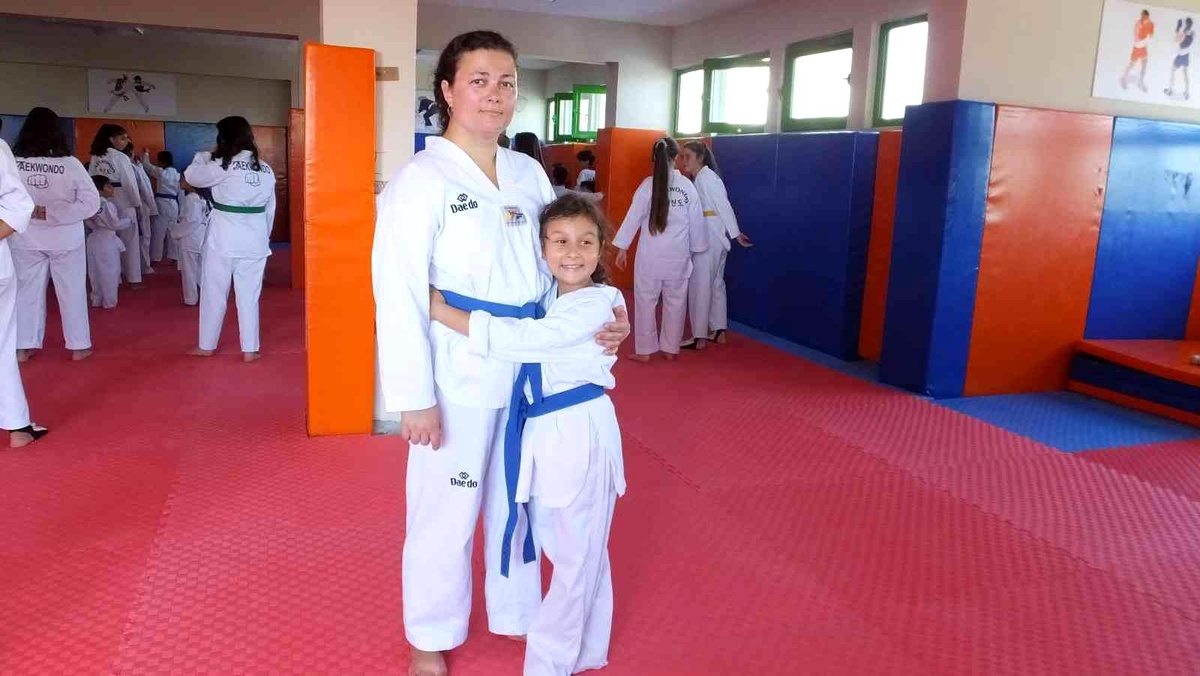 Burhaniye\' de Ukraynalı Polina kızı ile tekvando kursuna katıldı