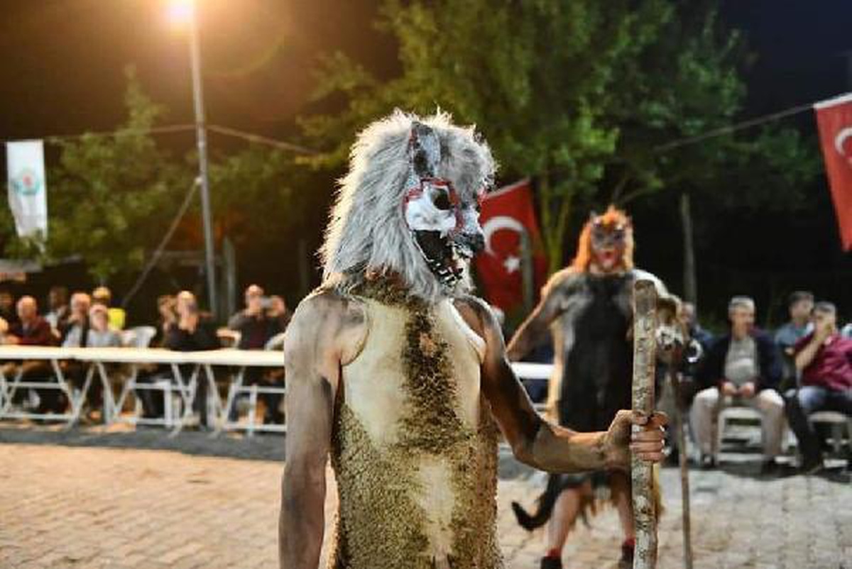 Bursa\'da 2 asırlık gelenek: Kesilen kurbanların derisini giyip, insanları korkuttular