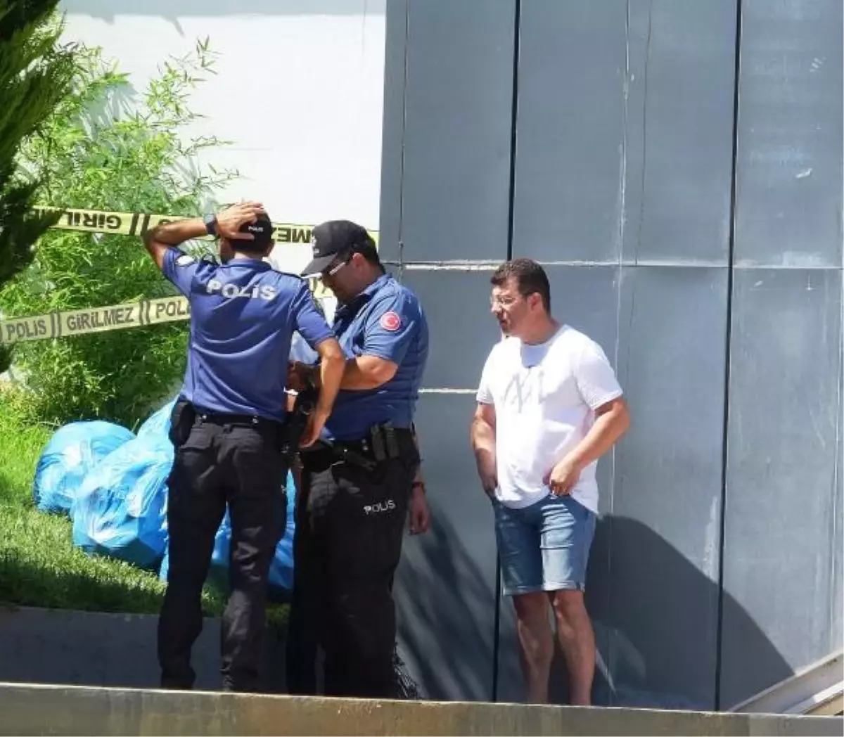 Dalgıcın eline vurup, düşürdüğü telefonu alarak kaçtı