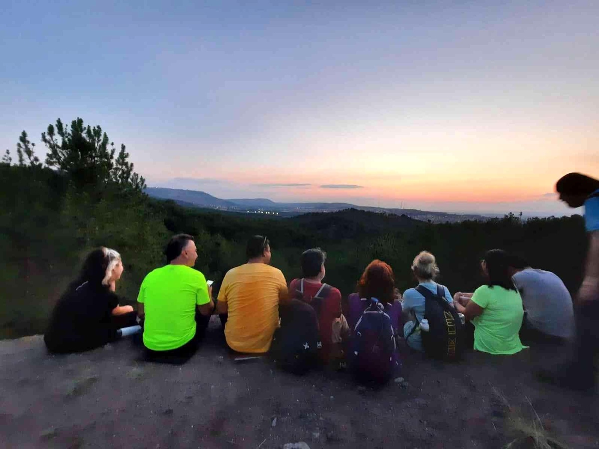 Doğa sporcularından 10 kilometrelik gece yürüyüşü