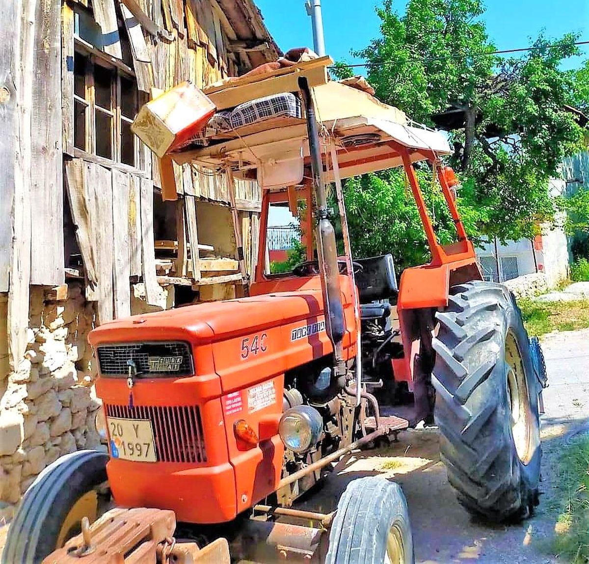 Domuz beklemek için traktör kabinine ranza yaptı