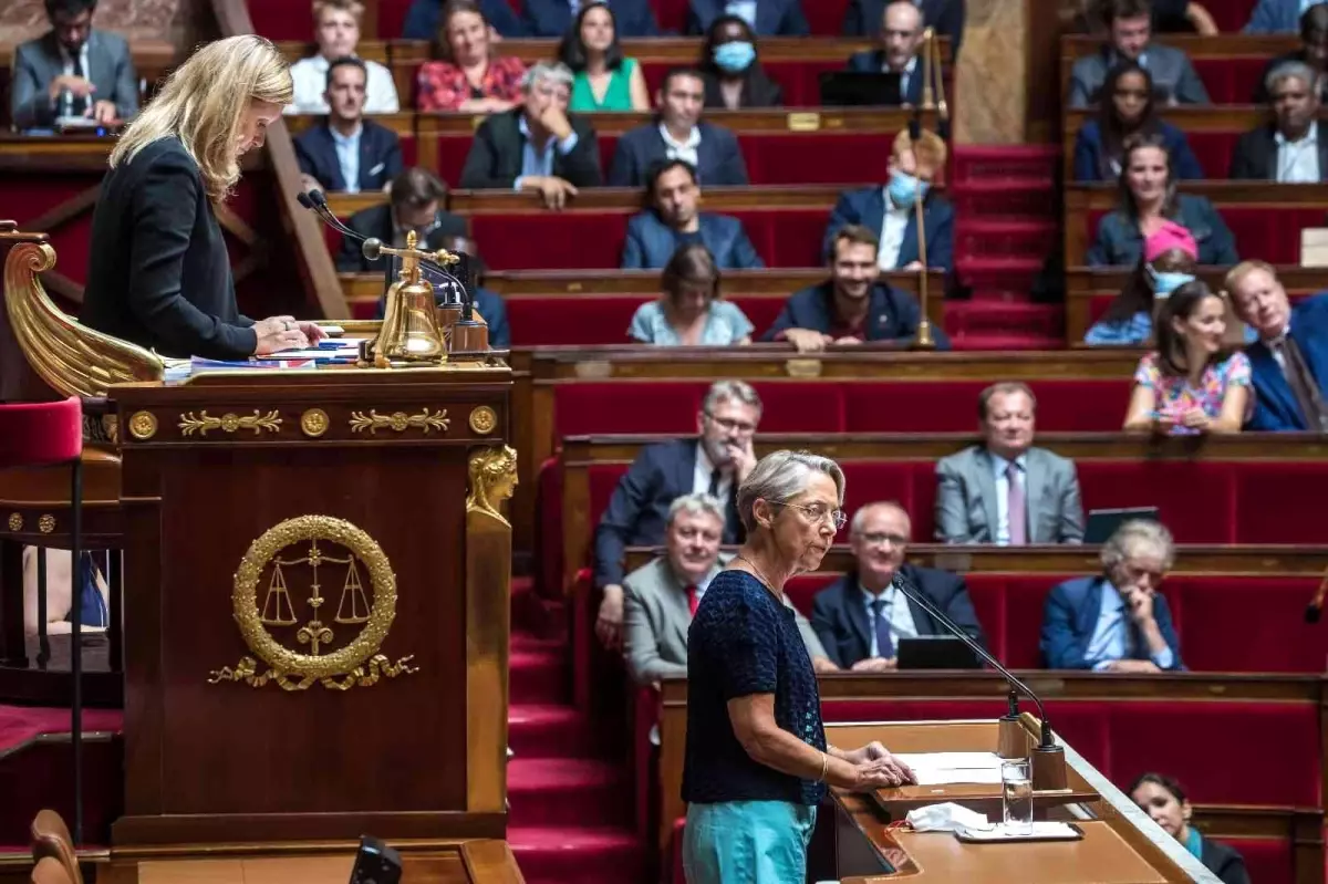 Fransa\'da Borne hükümetine karşı sunulan gensoru önergesi reddedildi