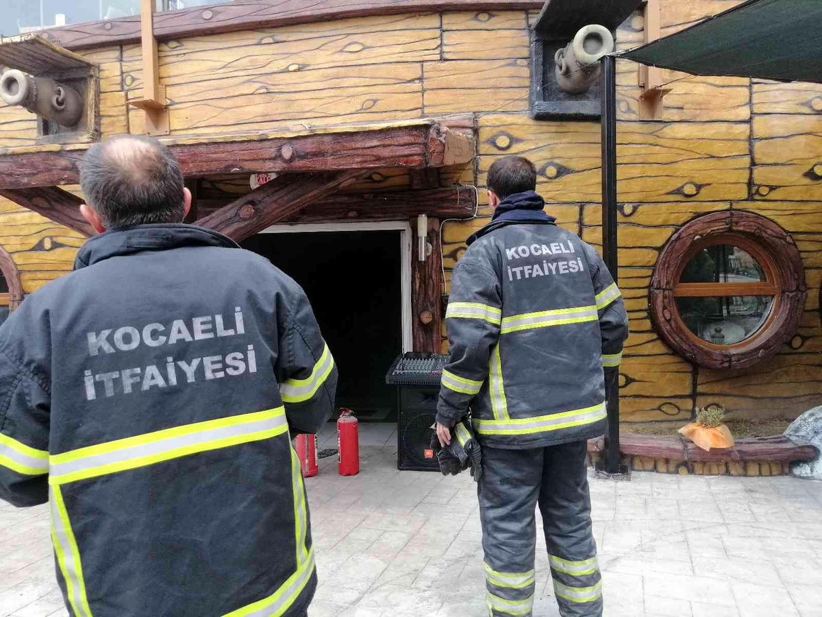 Fritözde unutulan patatesler kafeyi yakıyordu