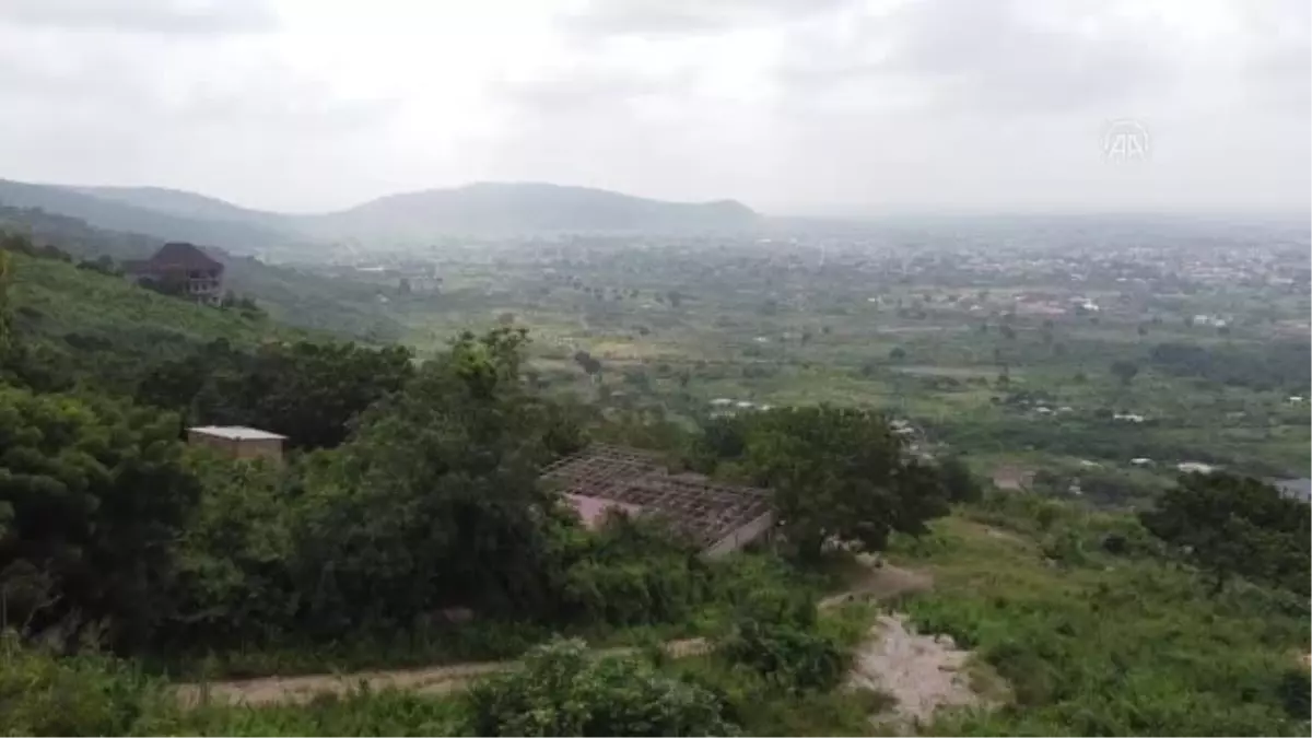 Gana'nın başkenti Akra'nın kuzeyindeki Akropong'da insanlar zor şartlarda yaşıyor