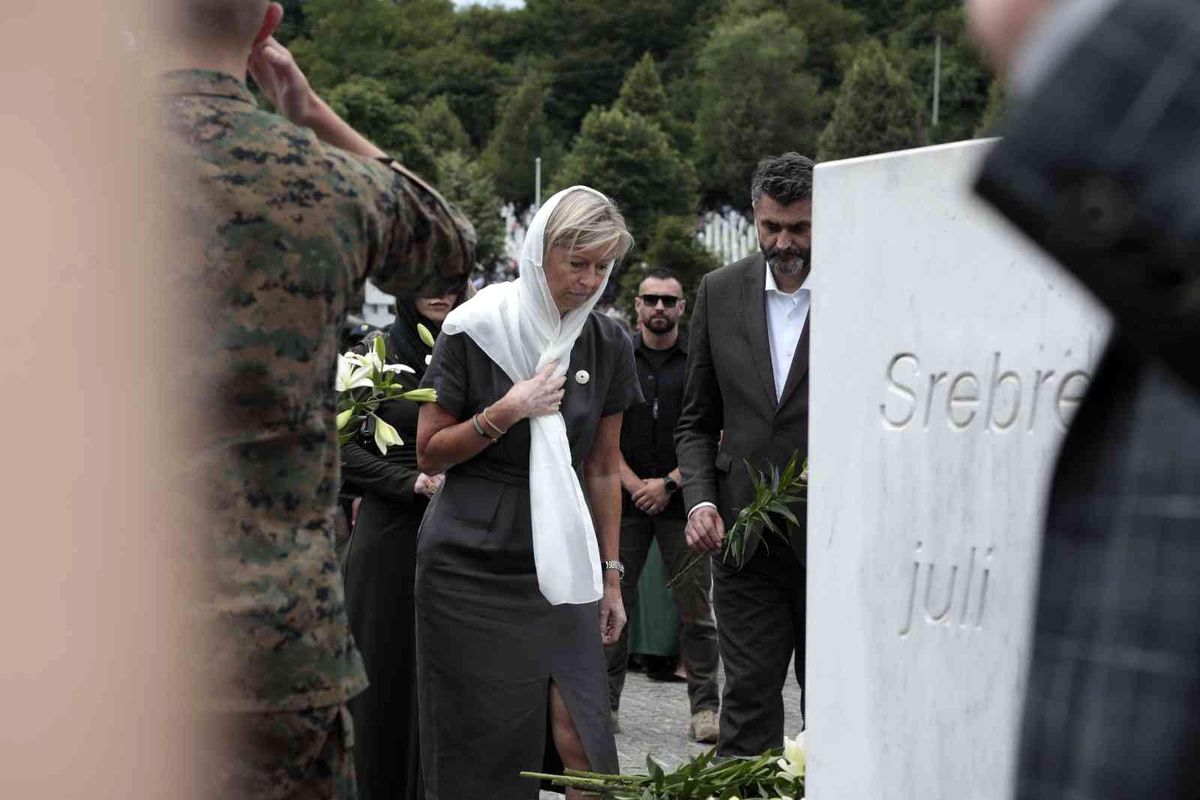 Hollanda\'dan 27 yıl sonra Srebrenitsa kurbanlarının ailelerinden özür