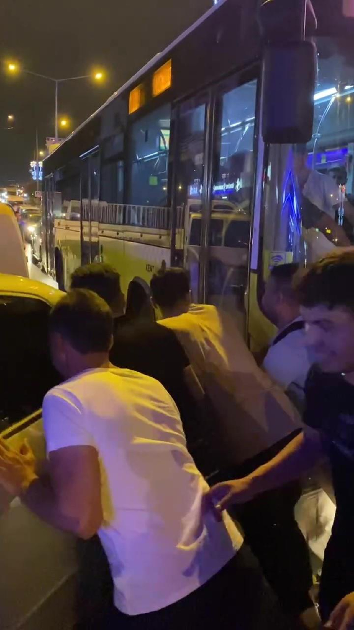 İETT otobüsünün geçişini engelleyen otomobili vatandaşlar el birliğiyle ittirdiler