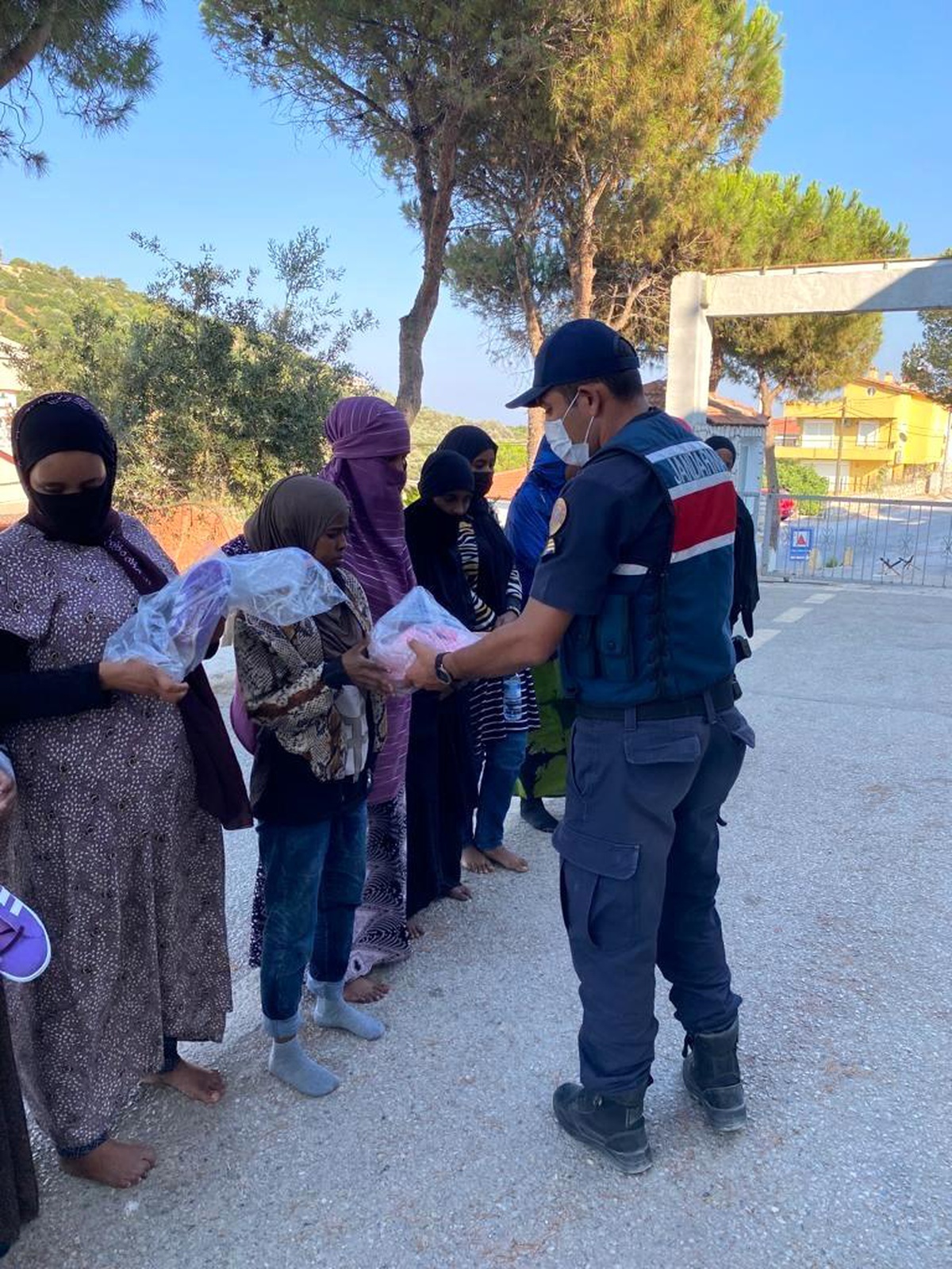 İzmir\'de jandarma ekipleri 447 göçmen yakaladı