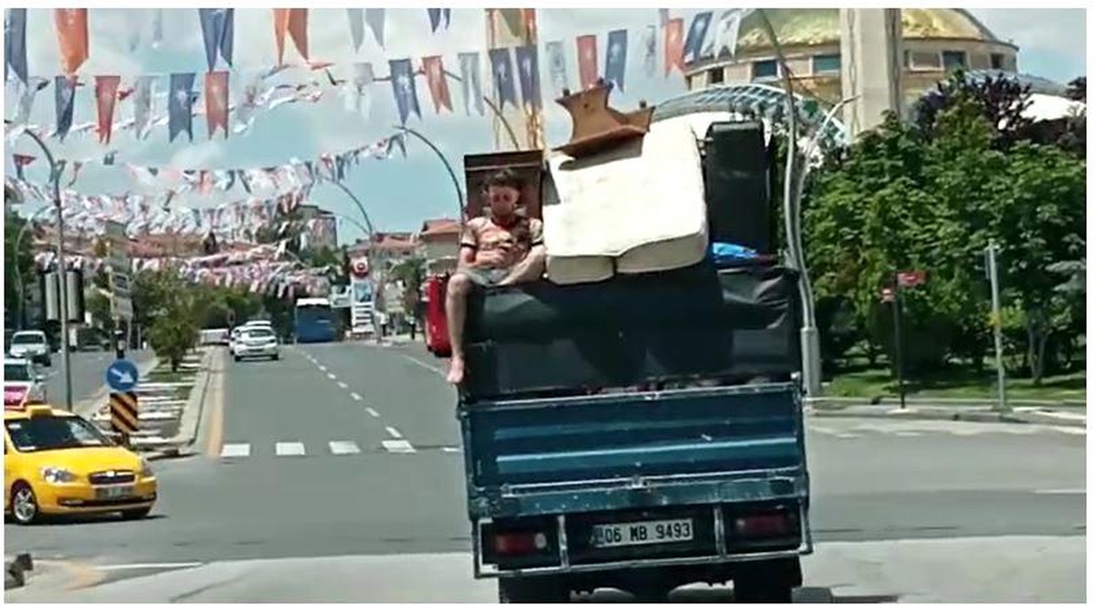 Son dakika 3. sayfa: Kamyonet kasasındaki tehlikeli yolculuk kamerada