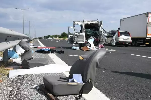 Kamyonun çarptığı araçtaki baba ve ikizleri öldü, 5 kişi ağır yaralandı