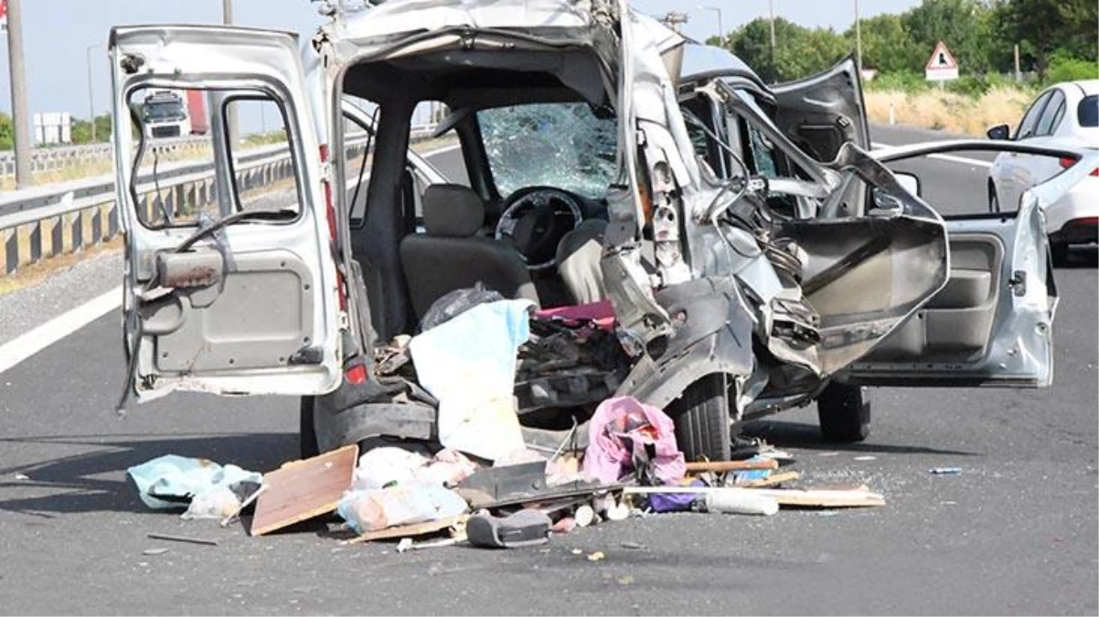 Tekirdağ\'da feci trafik kazası: Kamyonun çarptığı araçta bulunan baba ve ikizleri hayatını kaybetti, 5 kişi ağır yaralandı