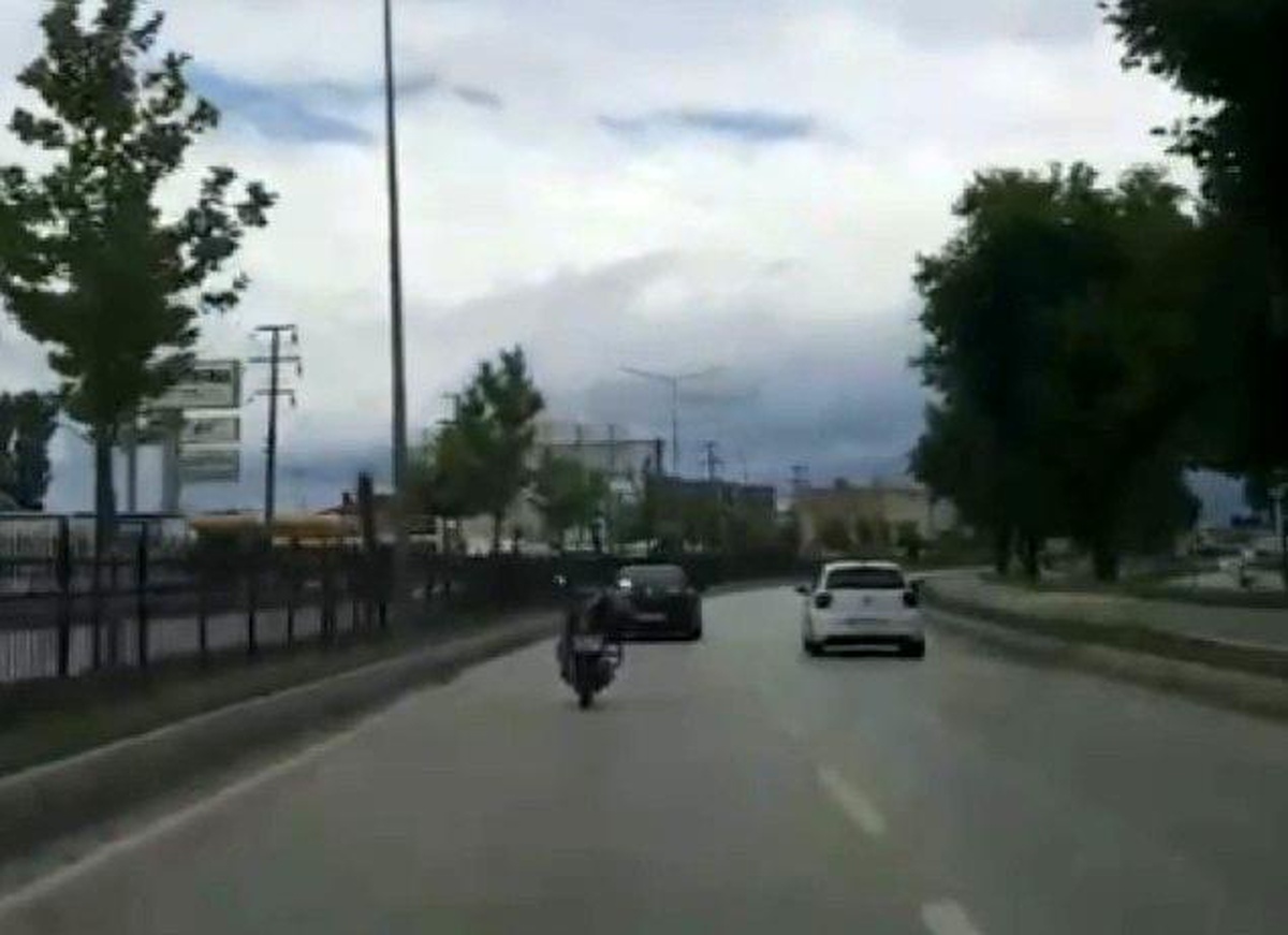 Son dakika haberi: Motosikletin üstüne uzanarak giden genç, ölüme davetiye çıkardı