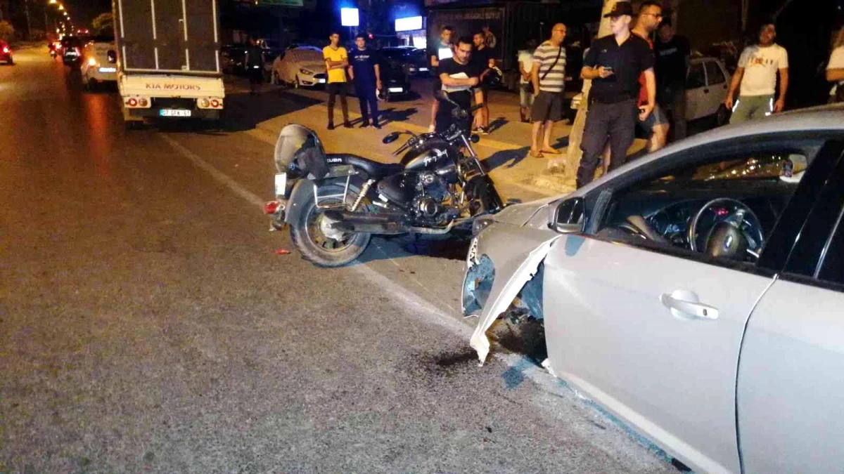 Motosikletle çarpışan otomobilin ön tekeri koptu: 2 yaralı