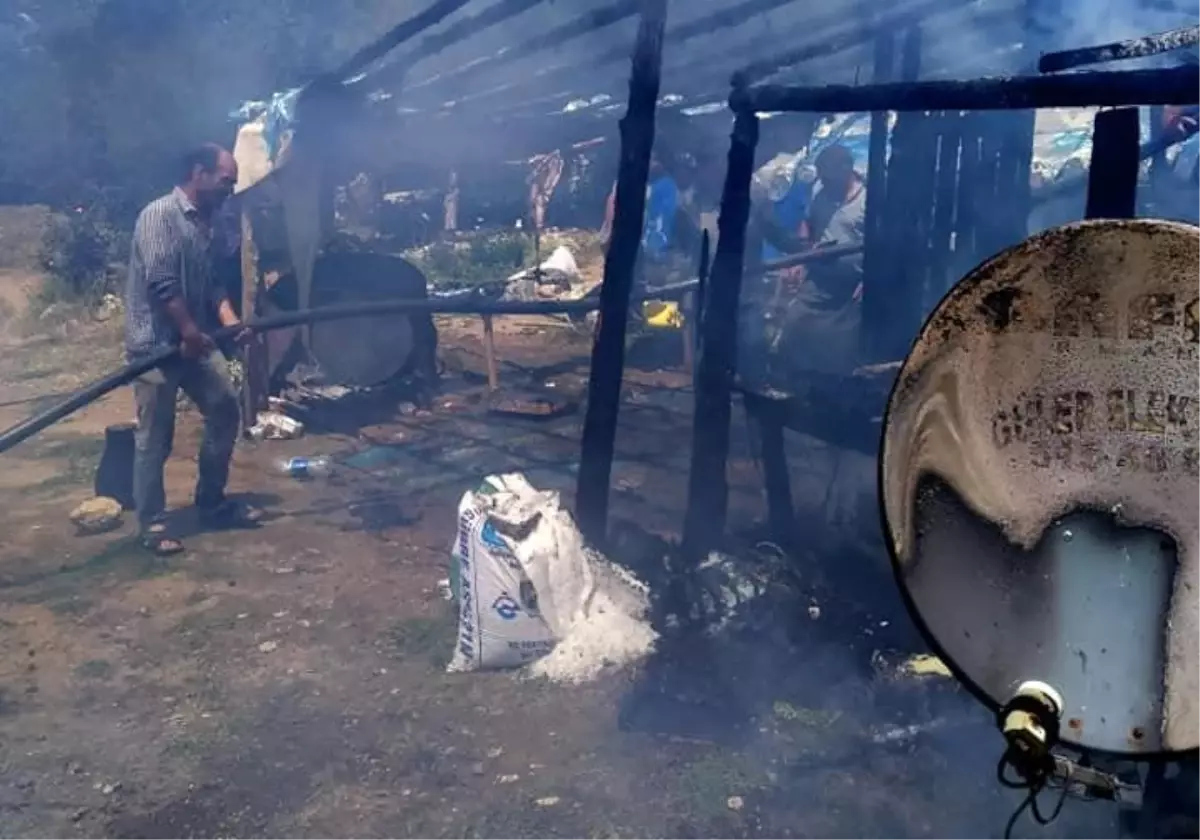 Naylonla kaplı baraka saniyeler içinde kül oldu