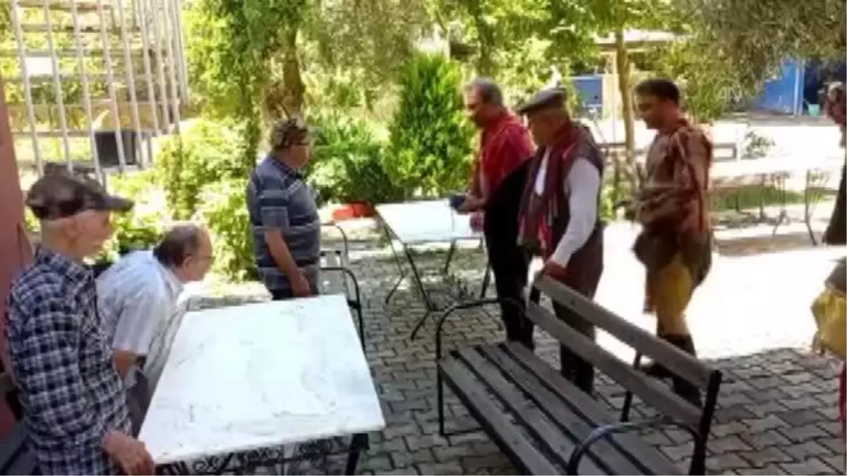 Ödemiş Zeybek Ekibi huzurevi sakinlerine halk oyunları gösterisi sundu