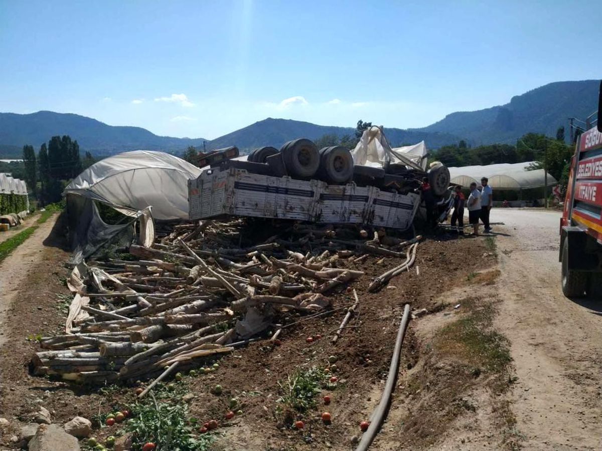 Son dakika haber: Odun yüklü kamyon seraya devrildi: 2 yaralı