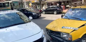 Otomobilini durduramayıp park halindeki araca çarptı: 1 yaralı