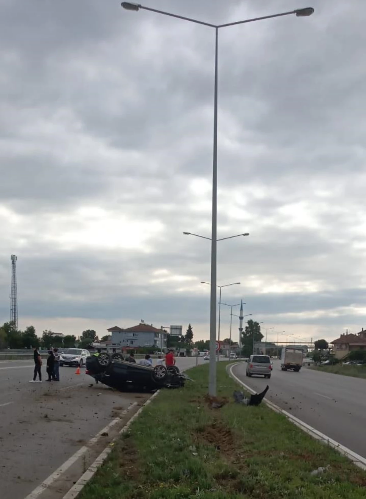 Samsun\'da devrilen otomobildeki 3 kişi yaralandı