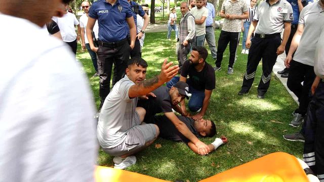 Taksim'de bir genç bileğini kesti Taksim'de bir genç bileğini kesti