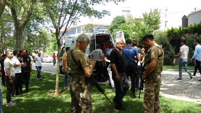 Taksim'de bir genç bileğini kesti Taksim'de bir genç bileğini kesti