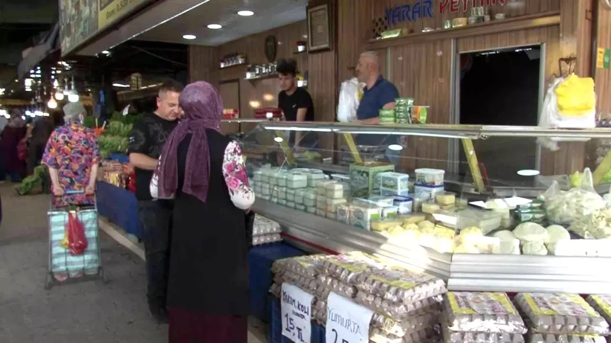 Tezgahın önünde bulduğu içi para dolu cüzdanı polise teslim etti