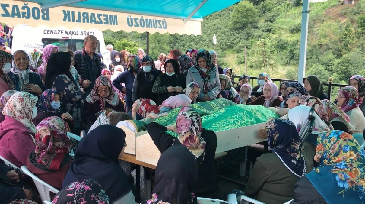 Son dakika haberleri... Trabzon\'da devrilen ağacın altında kalan baba ile oğlunun cenazeleri defnedildi