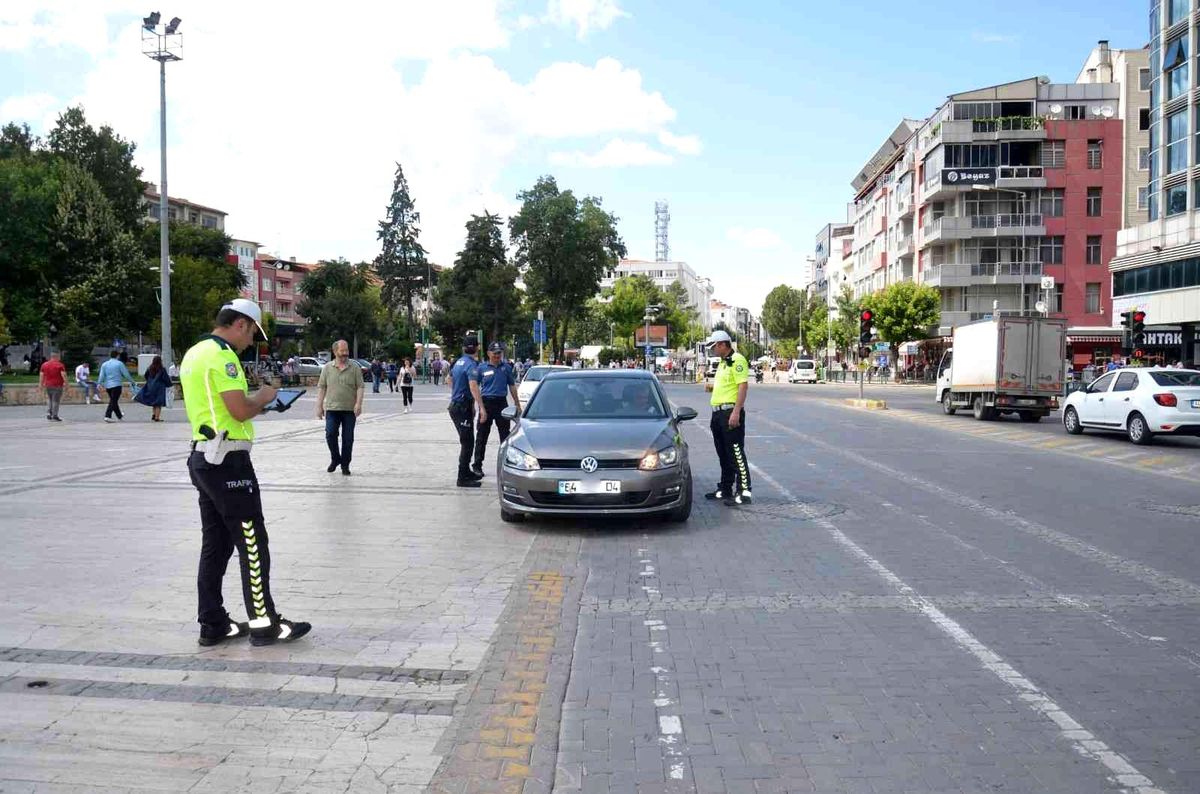 Uşak\'ta bin 638 sürücüye para cezası