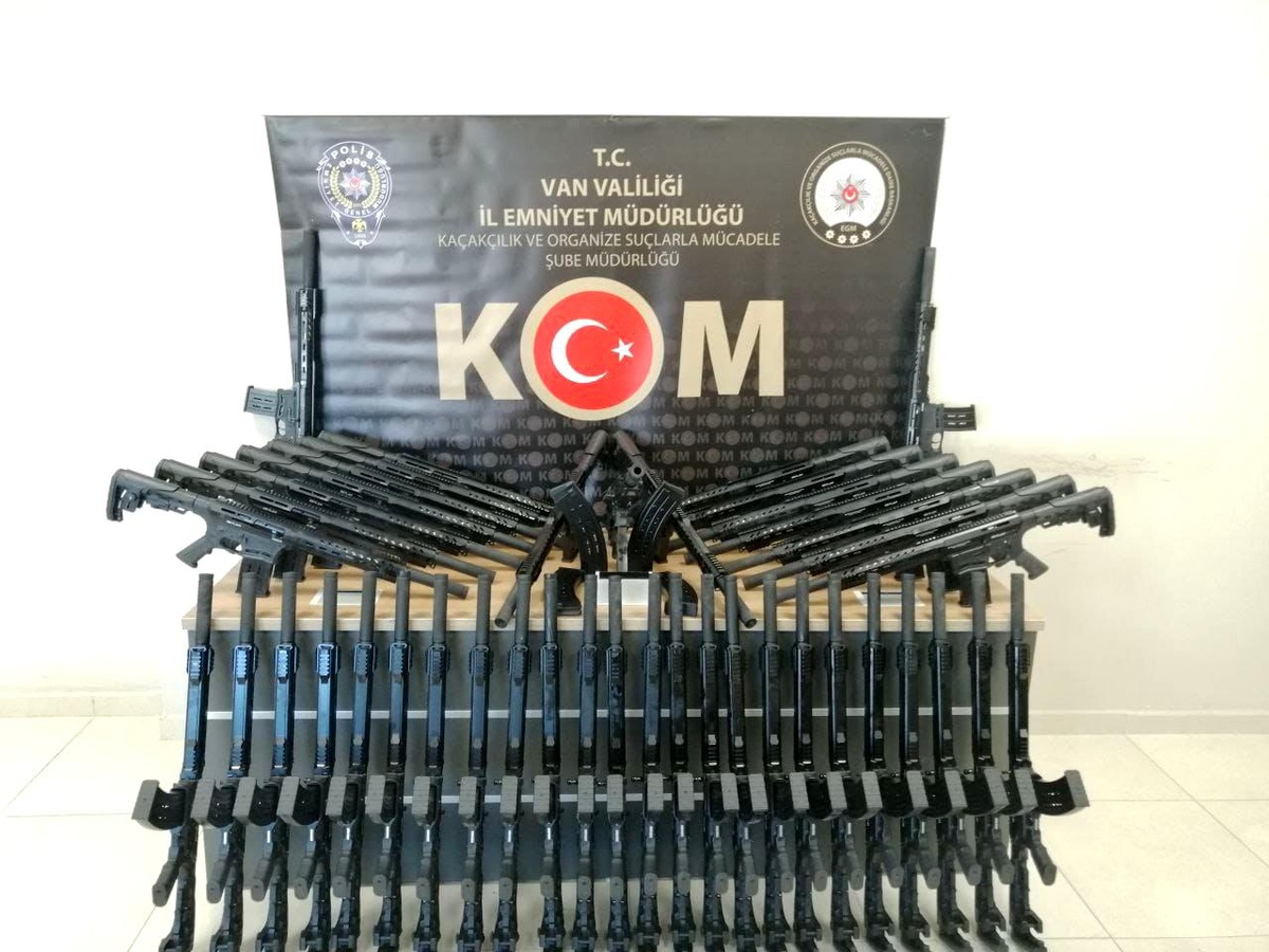 Van\'da kaçak sigara, av tüfeği ve tabanca malzemesi ele geçirildi