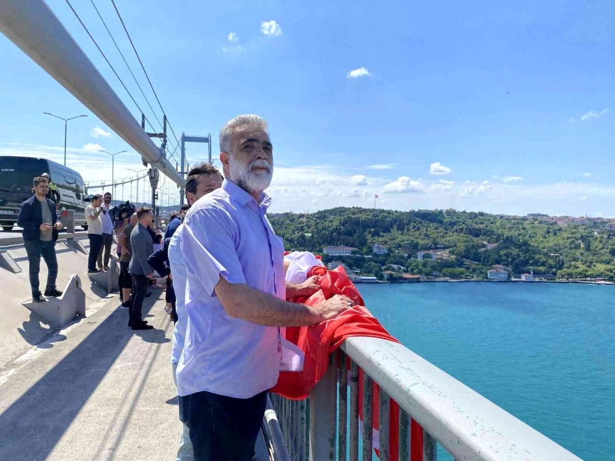15 Temmuz Şehitler Köprüsü\'ne dev Türk bayrağı asıldı