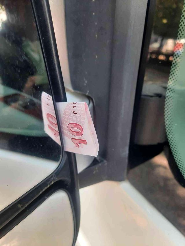 Otomobilinde 2 bin 300TL'lik hasar olan vatandaş kapısında 10 TL ve bir de not bulunca öylece kalakaldı Otomobilinde 2 bin 300TL'lik hasar olan vatandaş kapısında 10 TL ve bir de not bulunca öylece kalakaldı