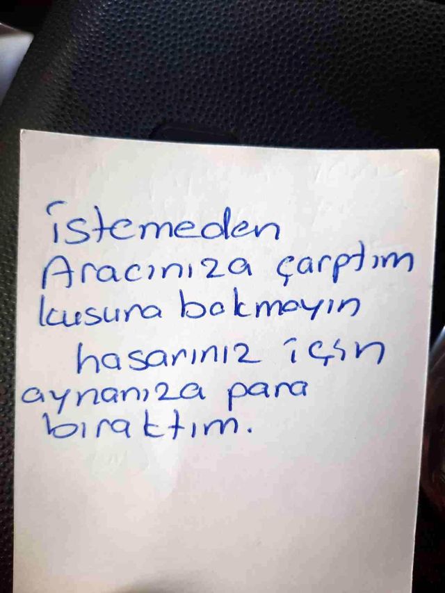 Otomobilinde 2 bin 300TL'lik hasar olan vatandaş kapısında 10 TL ve bir de not bulunca öylece kalakaldı Otomobilinde 2 bin 300TL'lik hasar olan vatandaş kapısında 10 TL ve bir de not bulunca öylece kalakaldı