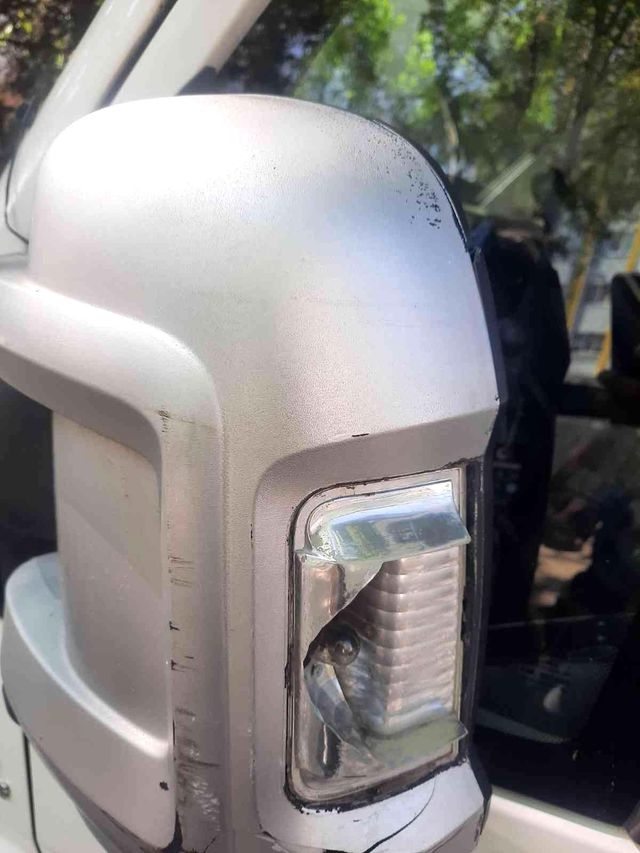 Otomobilinde 2 bin 300TL'lik hasar olan vatandaş kapısında 10 TL ve bir de not bulunca öylece kalakaldı Otomobilinde 2 bin 300TL'lik hasar olan vatandaş kapısında 10 TL ve bir de not bulunca öylece kalakaldı