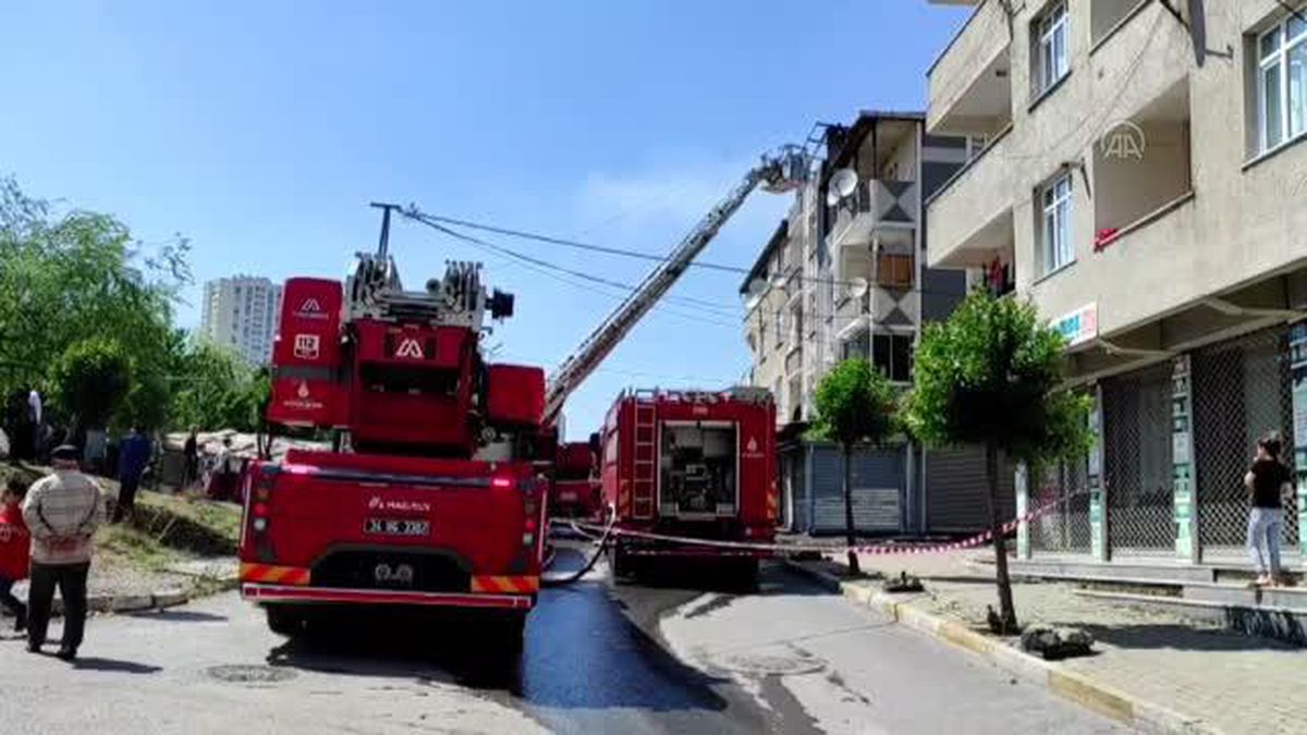 Avcılar'da 3 katlı binanın çatısında çıkan yangın söndürüldü