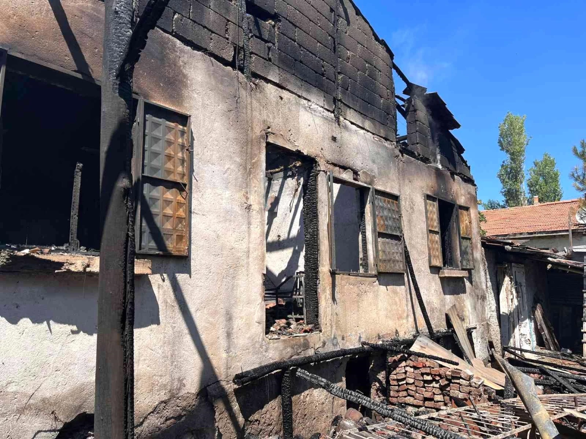 Çankırı\'da korkutan yangın: İki ev kullanılamaz hale geldi